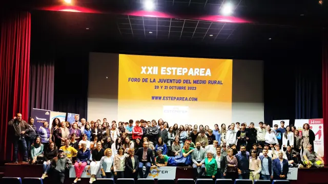 Imagen de grupo de los asistentes este viernes al foro de Esteparea en Sariñena.