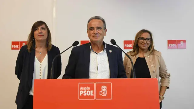 Sánchez Quero, flanqueado por Lola Ranera y Mayte Pérez, este jueves en la sede del PSOE.