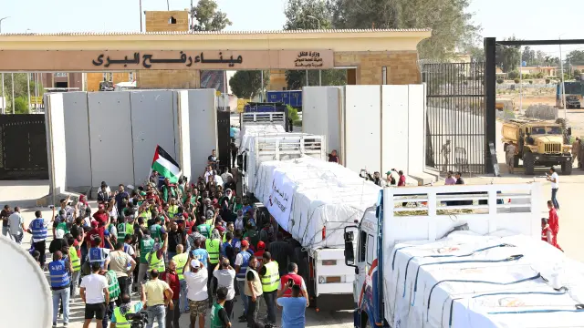 Los camiones que transportan ayuda a Gaza cruzan el paso fronterizo de Rafah entre Egipto y la Franja de Gaza EGYPT ISRAEL GAZA CONFLICT