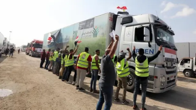 Los camiones se dirigen al paso de Rafah para entrar en Gaza por segundo día consecutivo.