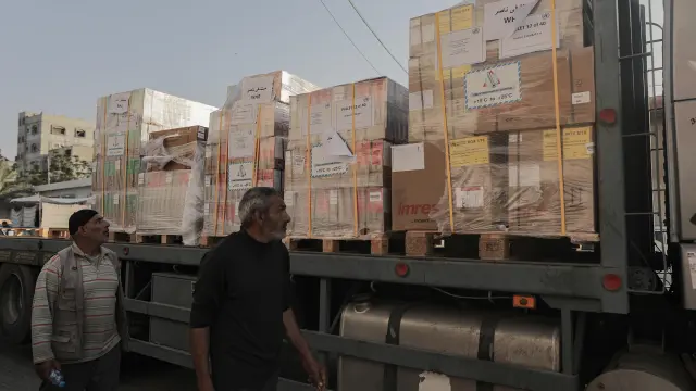 Un camión con ayuda humanitaria llega a Khan Yunis, en Gaza.