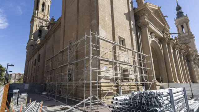 El montaje de los andamios para restaurar las torres quedó interrumpido en junio pasado.