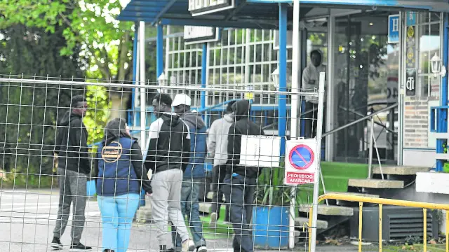 Inmigrantes llegados de Canarias a las puertas del Hotel Montearagón de Quicena, cerca de Huesca