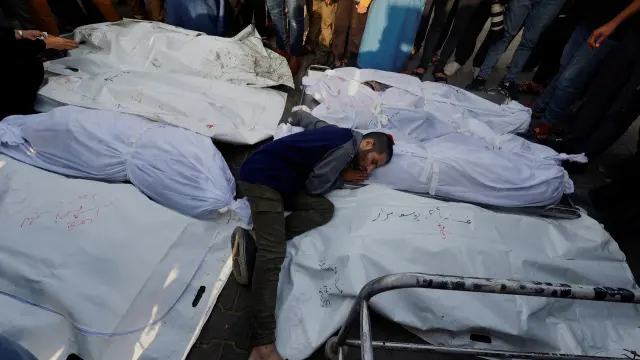 A mourner reacts amidst the bodies as people attend a funeral of Palestinians killed in Israeli strikes, amid the ongoing conflict between Israel and Palestinian Islamist group Hamas, in Khan Younis in the southern Gaza Strip, October 24, 2023. REUTERS/Mohammed Salem
