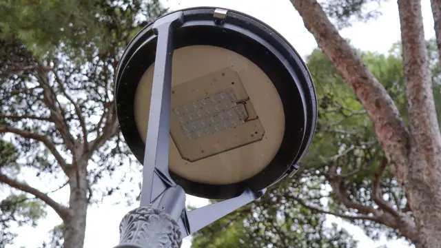 Una farola en un parque de Huesca con luminaria tipo LED.