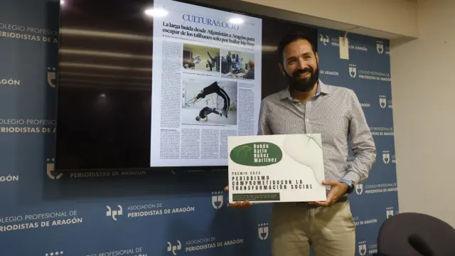 El periodista de HERALDO en Huesca Rubén Darío Núñez, ante la página que le hizo merecedor del Premio al Periodismo Comprometido con la Transformación Social.