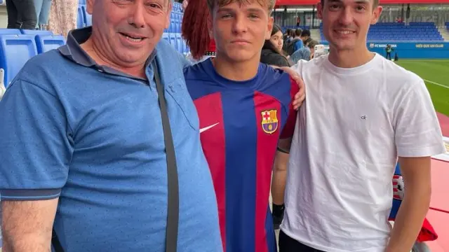 Juan Hernández, junto a los directivos del Atlético Teruel que fueron a visitarle este miércoles en el partido de la Youth League.