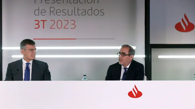 El consejero delegado del Banco Santander, Héctor Grisi (d), y el director financiero, José García Cantera, presentan los resultados del tercer trimestre de 2023 de la entidad bancaria, este miércoles en Boadilla del Monte.