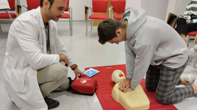 Taller de reanimación cardiopulmonar para vecinos y pacientes en el C.S. Actur Norte de Zaragoza.