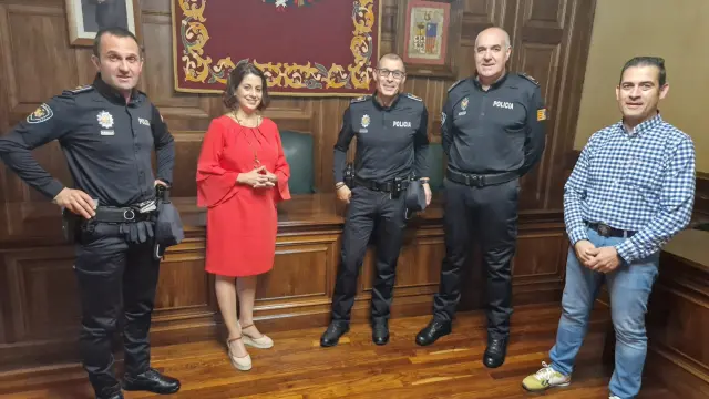 La alcaldesa y el concejal delegado de Seguridad, con los policías condecorados.