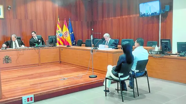 El exconcejal y su mujer, durante el juicio celebrado en la Audiencia de Zaragoza.