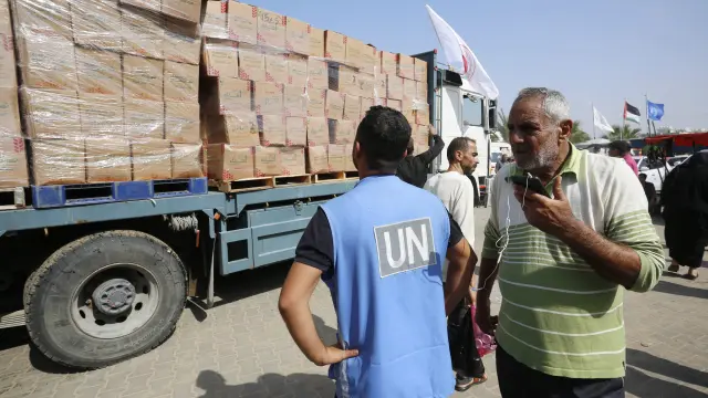La ONU reparte ayuda entre los gazatíes en Khan Yunis.