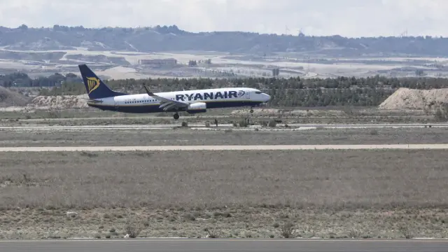 Un avión de Ryanair en el aeropuerto de Zaragoza