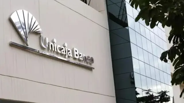 Fachada de una sede de Unicaja Banco