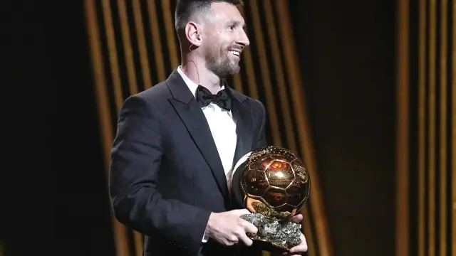 Messi recibe el trofeo del Balón de Oro 2023 durante la ceremonia de entrega número 67 del Balón de Oro en el Teatro du Chatelet en París