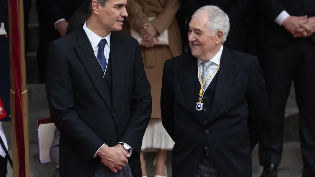 El presidente del Gobierno en funciones, Pedro Sánchez (i) junto al presidente del Tribunal Constitucional, Cándido Conde-Pumpido