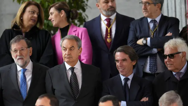Former Spanish prime ministers Mariano Rajoy, Jose Luis Rodriguez Zapatero, José María Aznar and Felipe Gonzalez, from left to right, stand outside the Spanish parliament during a parade, following the swearing allegiance in the Constitution by Princess Leonor, in Madrid on Tuesday, Oct. 31 2023. The heir to the Spanish throne, Princess Leonor, has sworn allegiance to the Constitution on her 18th birthday. Tuesdays gala event paves the way to her becoming queen when the time comes. Leonor is the eldest daughter of King Felipe and Queen Letizia. (AP Photo/Manu Fernandez)[[[FOTOGRAFOS]]]