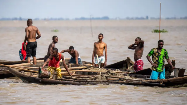 Hombres en la laguna de la metrópolis económica de Lagos, Nigeria