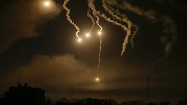 Gaza (---), 31/10/2023.- Israeli army flares illuminate the sky over northern Gaza City, 31 October 2023. The IDF struck over 600 militant targets over the past few days as it continued to 'expand ground operations' in the Gaza Strip, the Israel Defense Forces (IDF) said on 30 October. More than 8,000 Palestinians and at least 1,400 Israelis have been killed, according to the Israel Defense Forces (IDF) and the Palestinian health authority, since Hamas militants launched an attack against Israel from the Gaza Strip on 07 October, and the Israeli operations in Gaza and the West Bank which followed it. EFE/EPA/MOHAMMED SABER