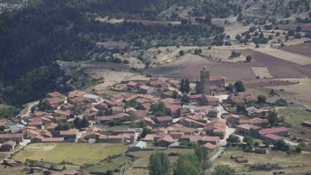 Vistas del pueblo de Jabaloyas en Teruel donnde se celebraban aquelarres en lo alto del monte Jabalón