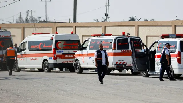 Trabajadores sanitarios en el paso de Rafah