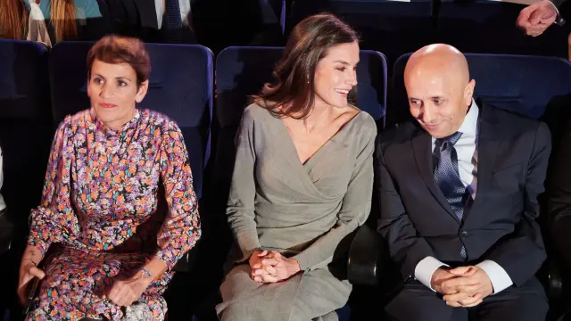 La Reina Letizia intercambia confidencias de cine con Luis Alegre, director del Festival de Cine de Tudela. A la izquierda de ambos, la presidenta de Navarra María Chivite.