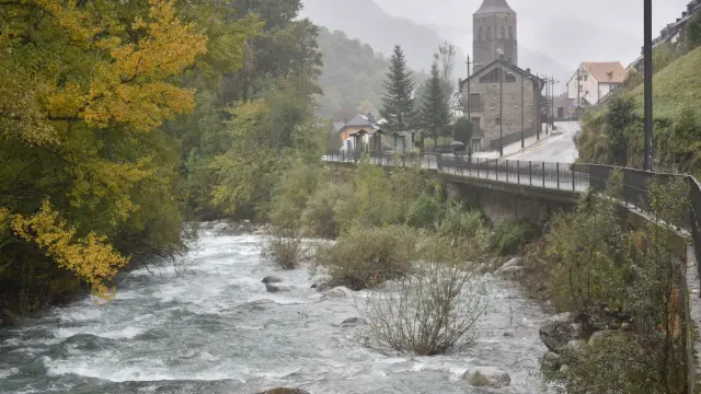 El río Cinca este sábado a su paso por Bielsa, donde han vuelto a sacar los paraguas.
