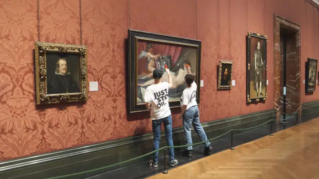 Dos ecologistas del grupo "Just Stop Oil" rompen el cristal que cubre la pintura "La Venus del espejo", de Velázquez.