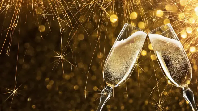 Brindis de champán en Nochevieja para celebrar el inicio de 2024