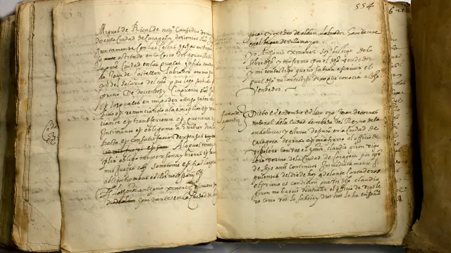 En 1578, el maestro Claudio Girón, o Guillón, y el aprendiz Joan de Úbeda suscriben en Zaragoza un contrato de aprendizaje por seis años. Así lo atestigua este documento del Archivo de Protocolos Notariales