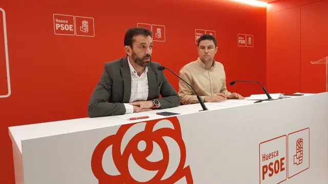 Enrique Pueyo y Antonio Biescas durante la presentación de las mociones que el PSOE llevará al pleno de la DPH.