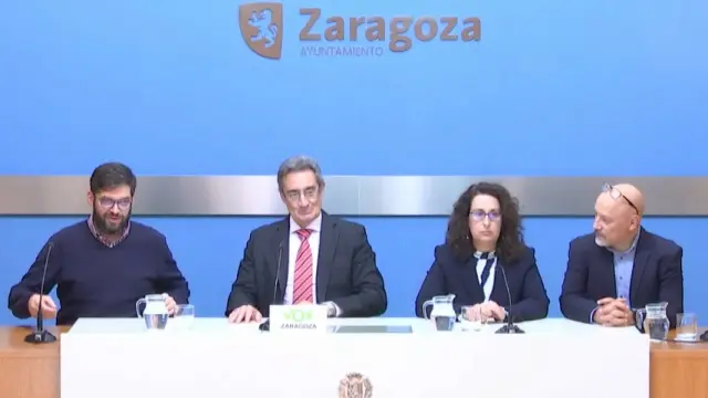 Los concejales de Vox en Zaragoza Armando Martínez, Julio Calvo, Eva Torres y David Flores, este viernes en el Ayuntamiento.