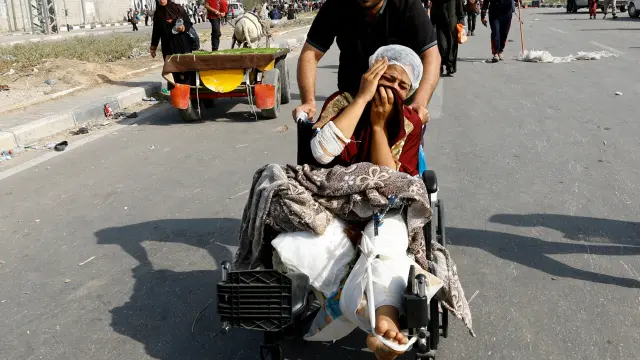 Una mujer que estaba ingresada en el hospital Al-Shifa es trasladada fuera del centro por miedo a los ataques