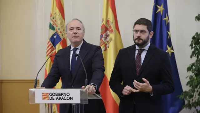 El presidente aragonés, Jorge Azcón (PP), ha comparecido este lunes acompañado por su vicepresidente, Alejandro Nolasco (Vox), para anunciar la petición de una Confederencia de Presidentes.