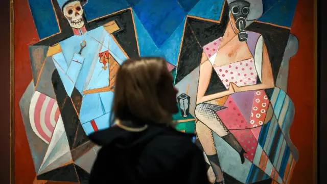 Una mujer pasa junto a la obra de arte titulada "La muerte de la mujer' de Marevna
