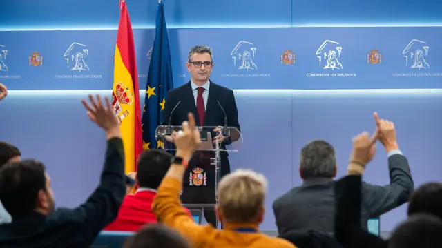 El ministro de la Presidencia, Félix Bolaños, explica en rueda de prensa en el Congreso de los Diputados los pormenores de la ley de amnistía que el PSOE ha registrado