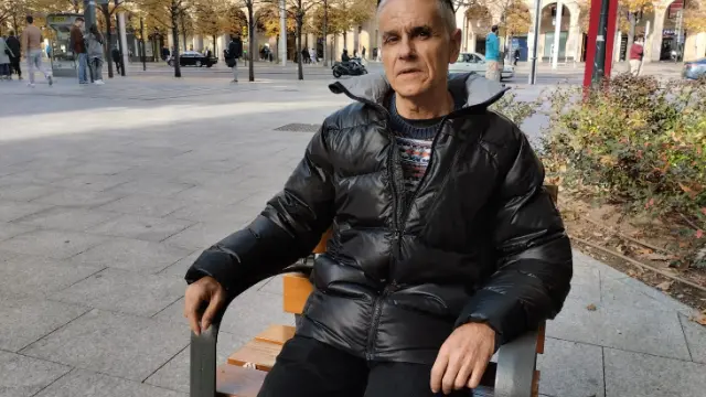 Félix Mena, que lleva 20 años sin probar el alcohol, en la plaza de Santa Engracia de Zaragoza.
