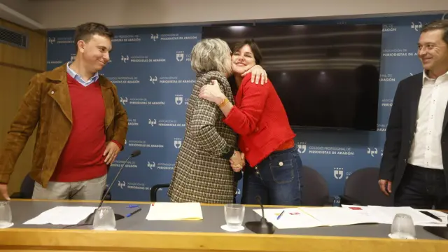 Natalia Lascorz y Elena Allué se abrazan tras firmar el acuerdo de su unidad de acción y para confluir en las elecciones, este martes.
