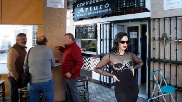 Rosalía en un bar de Sevilla en una recreación hecha por Malacara