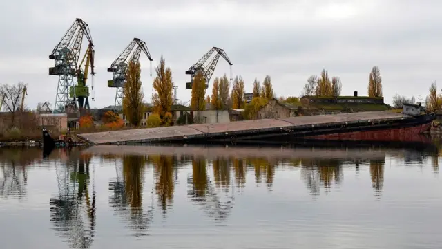 Grúas elevadoras del puerto fluvial de Jersón, en el río Dnieper L