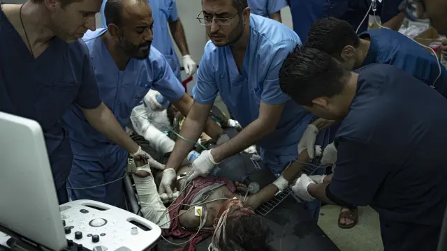 Un niño palestino herido en el actual bombardeo israelí de la Franja de Gaza
