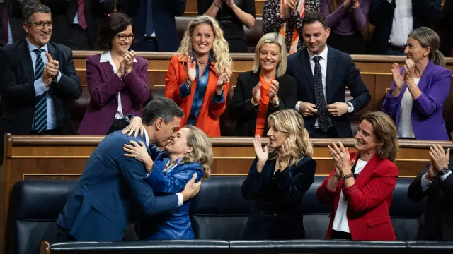 Sánchez saluda a Calviño tras la votación en el Congreso