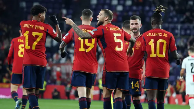Los jugadores de la selección española celebran el tercer gol del combinado español durante el encuentro correspondiente a la fase de grupos de clasificación para la Eurocopa 2024 que disputan hoy Domingo frente a Georgia en el estadio José Zorrilla, en Valladolid.