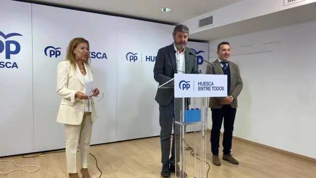 Ana Alós, Gerardo Oliván y Javier Folch durante la rueda de prensa del PP este lunes.