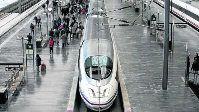 Tren de alta velocidad AVE en la Estación Delicias de Zaragoza