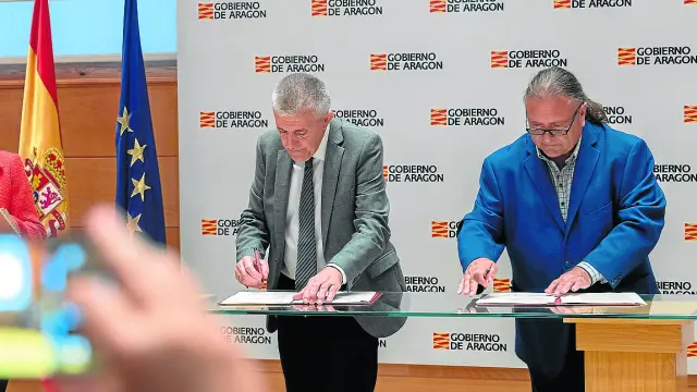 Firma del convenio entre el consejero de Agricultura y el presidente de la RADR.