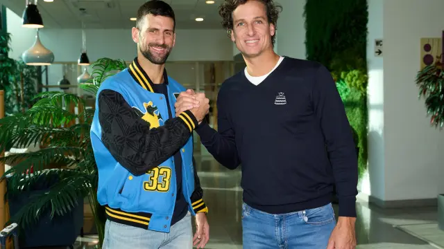 Feliciano López, director de las Finales de Copa Davis 2023, recibe al tenista serbio Novak Djokovic a su llegada este lunes al aeropuerto de Málaga antes de la final de la Copa Davis.