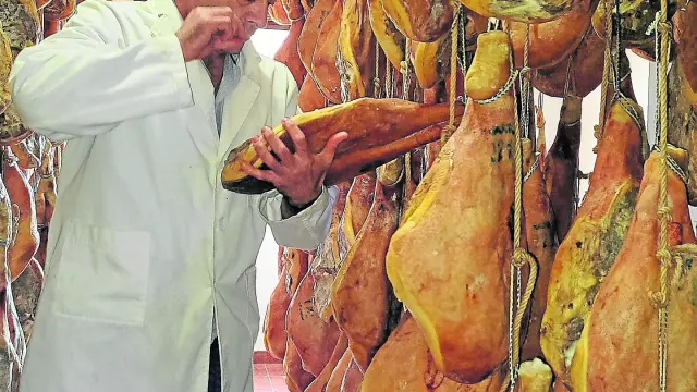 Gregorio Josa, el primer productor del sector del jamón que recibe el Diploma de Maestro Alimentario en Aragón.