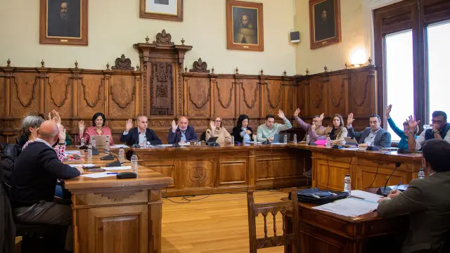 La sesión extraordinaria del pleno ha tenido lugar este lunes en la casa consistorial de plaza de España