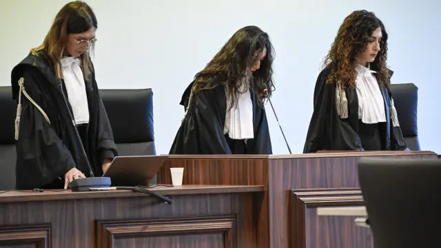 Presidenta de la corte jueza Brigida Cavasino (centro) leyendo el veredicto del juicio ante la mafia italiana 'Ndrangheta.